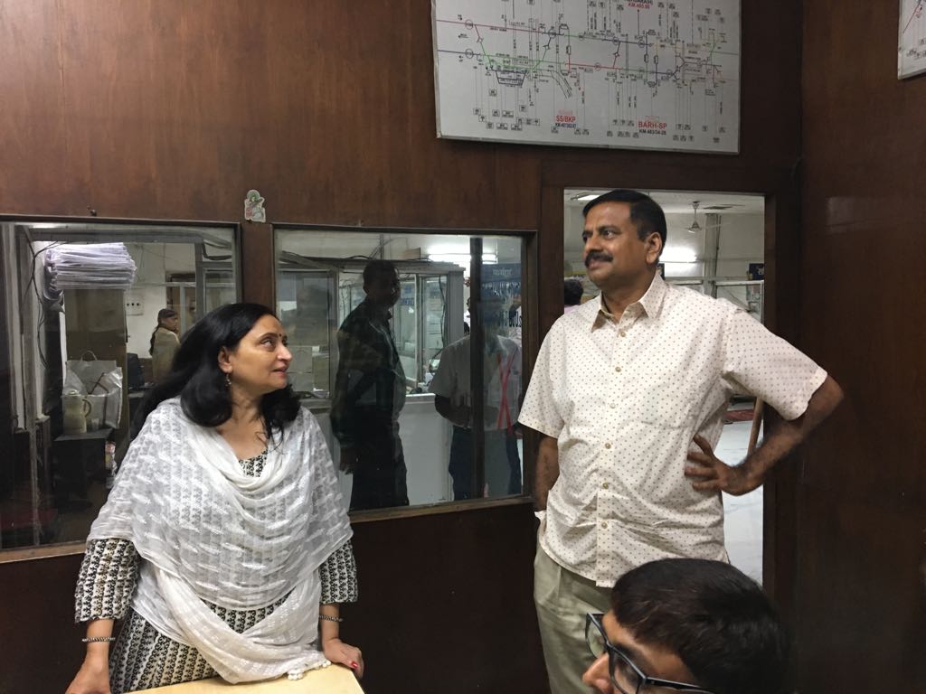 drmdnr's tweet photo. My visit to Control office to wish Staff on duty on Deepawali. I also wished all the staff at all stations @GM_ECRly @RailMinIndia https://t.co/JZ11hU1nos