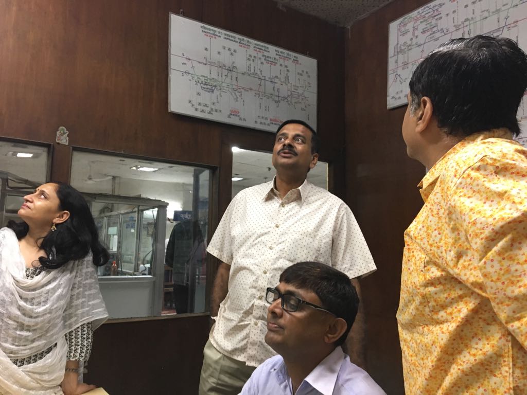 drmdnr's tweet photo. My visit to Control office to wish Staff on duty on Deepawali. I also wished all the staff at all stations @GM_ECRly @RailMinIndia https://t.co/JZ11hU1nos