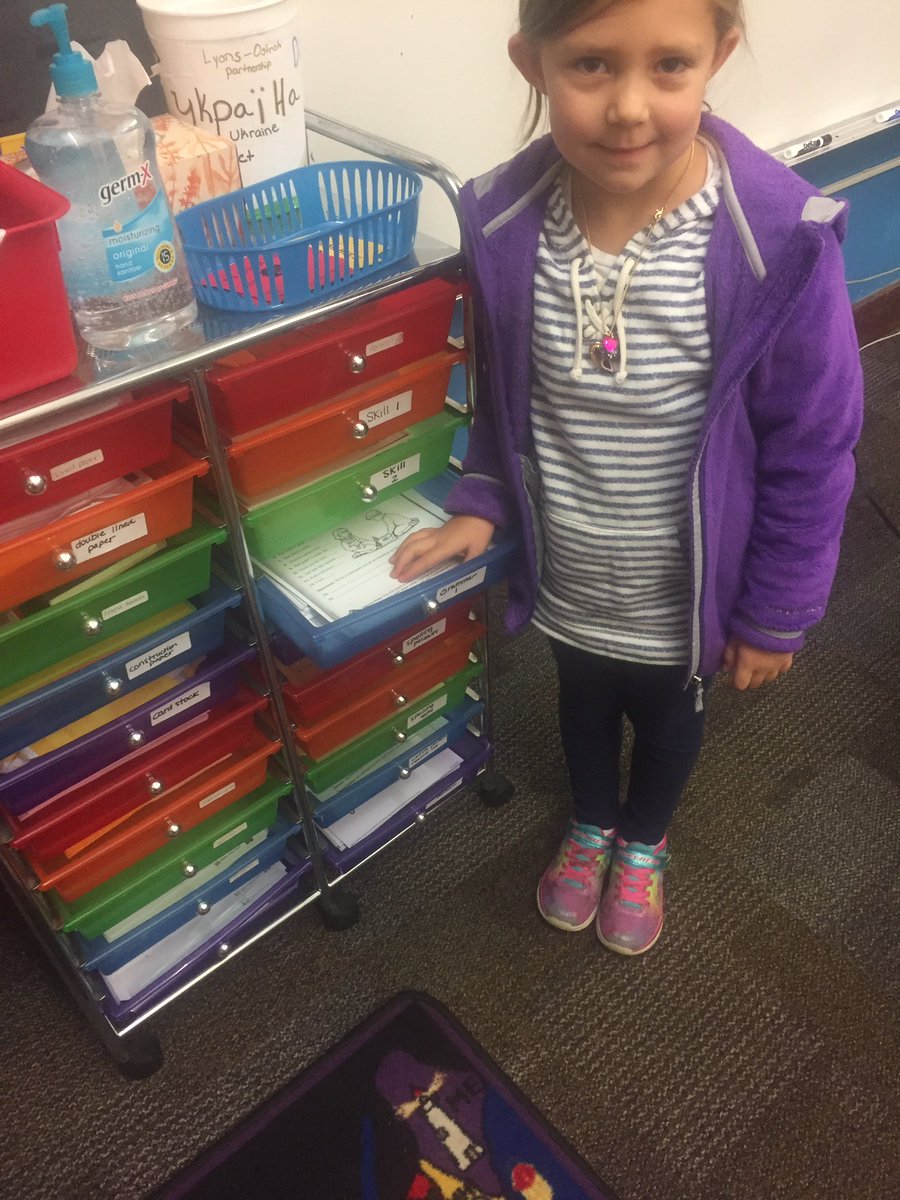 Lyons3rdGrade's tweet photo. Third grade teachers stay organized in many ways! Mrs. Place likes to use these drawers for papers and this helper! #LCS20daychallenge https://t.co/vC5gPTi9qX