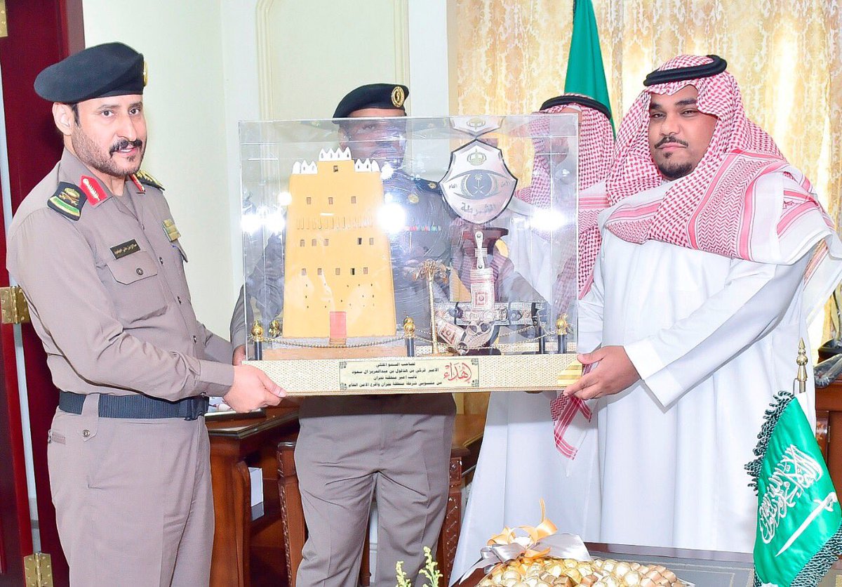 emara_najran's tweet photo. خلال زيارته مديرية شرطة المنطقة..
نائب أمير #نجران: فخورون بما يقدمه رجال أمن الوطن https://t.co/aivNe1WSgI