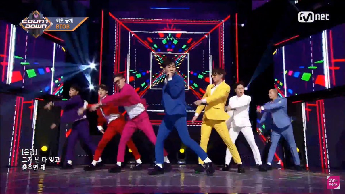 _WHIZZY6's tweet photo. ชอบจังเลยย ขบวนการ 7 สีเนี่ย55555 😎💙 #Btob_Brother_Act https://t.co/OW5PPVyuaJ