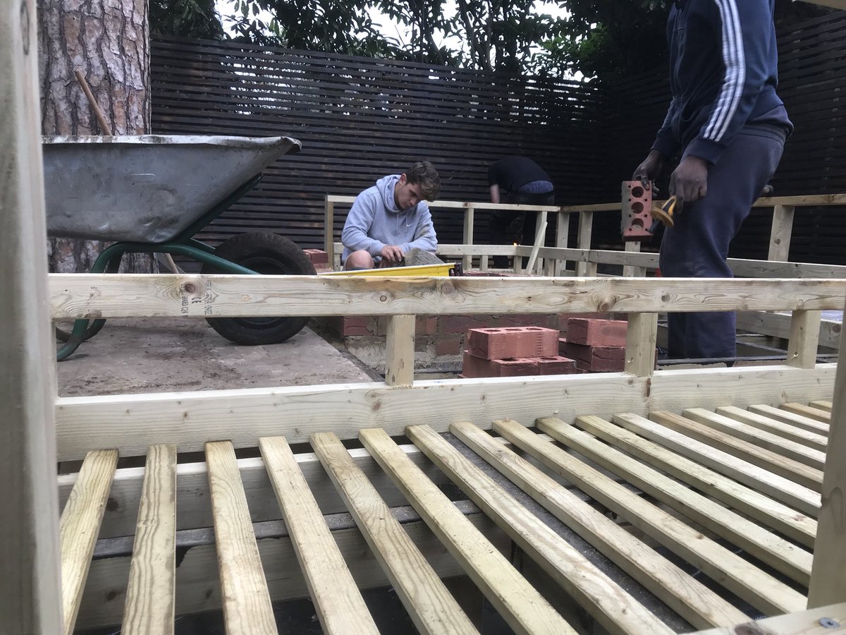 BurnhamLandscap's tweet photo. Apprentices are coping well with today’s tasks! #LandscapingBrotherhood #TheFuture #RealDeal #PassingDownKnowledge #BOSH 👍🏼 https://t.co/IHJ9PQqBlv