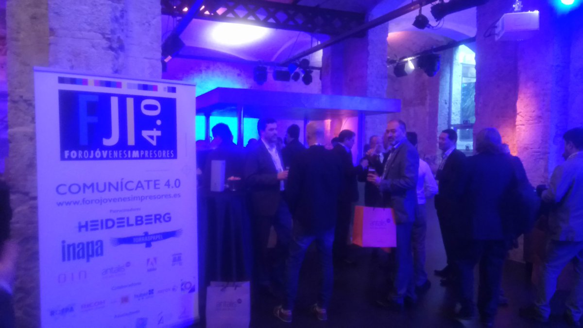 HeidelbergSpain's tweet photo. El debate sigue en @FabricaMoritz 🍸🍻 @FJI4_0 #FJI40 #FJI_40 https://t.co/0AOcCzU68p