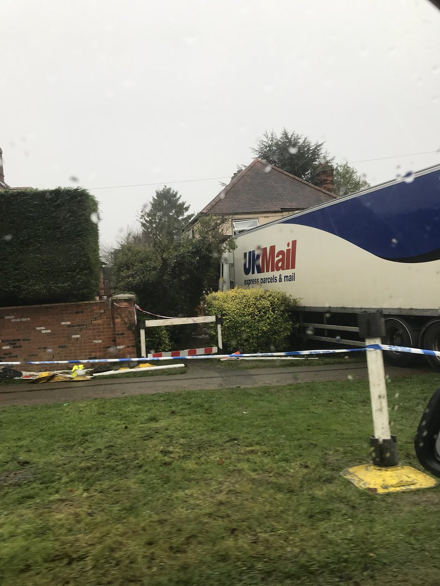 AndyHill85's tweet image. @officialUKMail delivering your parcels direct to your door #punctualitymatters #daventry #welldriven #p45