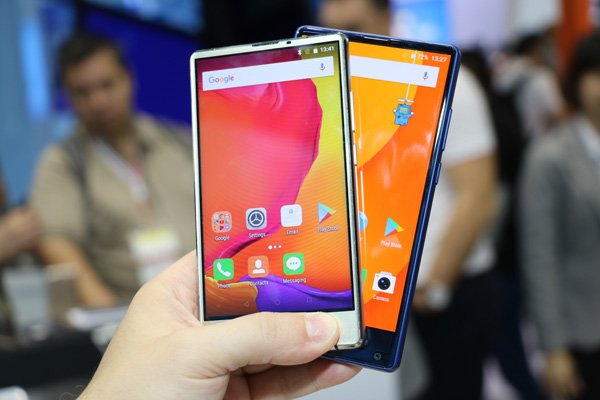 notebookitalia's tweet photo. Direttamente da Hong Kong -> Doogee MIX Lite e Doogee MIX silver: foto, video e confronto dal vivo https://t.co/y2RxUmy4wi #wow #DoogeeMIX https://t.co/ZCZlORwvOy