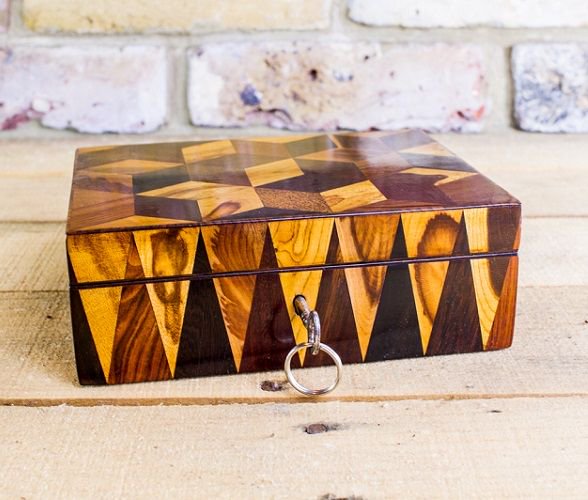 loveantiques's tweet photo. A Van Dyke Table #Box c.1830 being offered for sale by Michael Johnson Antiques https://t.co/2QGz8SrcKH @Mjantiques #antiques #tablebox https://t.co/vWs0rmNTLP