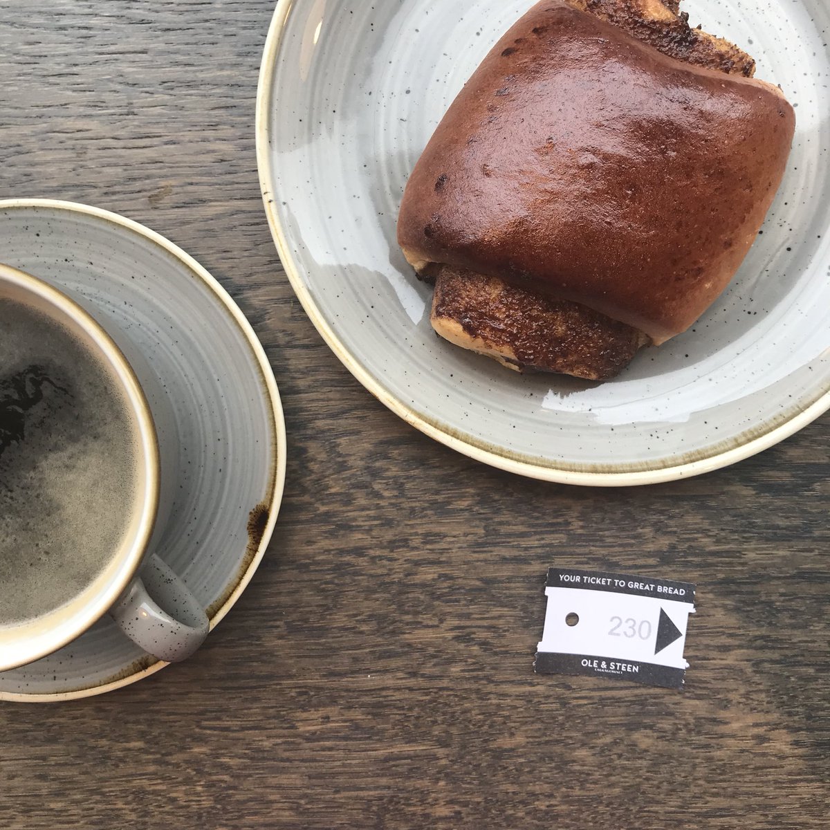 sipsandsupper's tweet photo. Coffee + a cinnamon bun makes everything better, non? https://t.co/VfFuO2lH7x