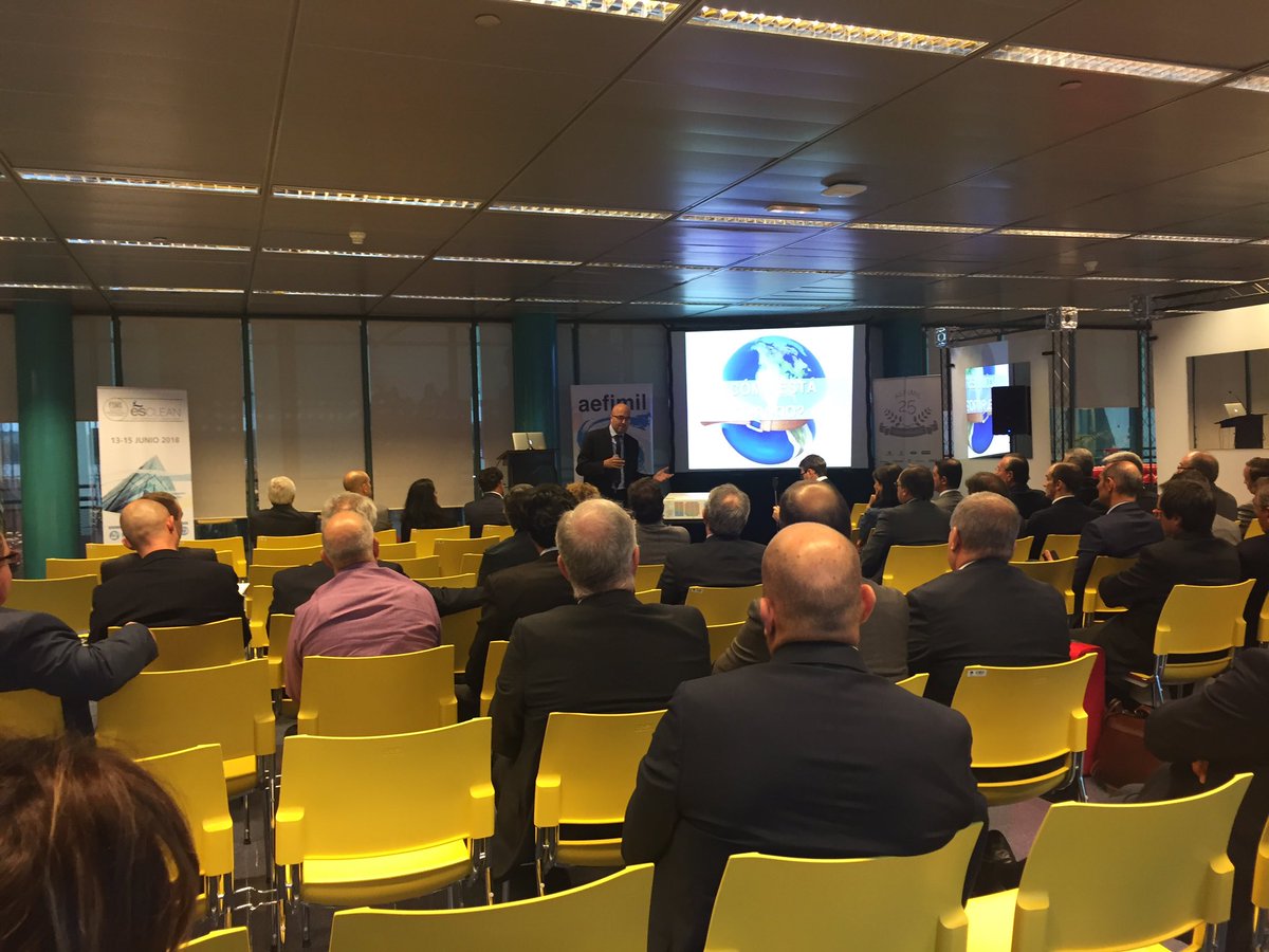 tecmaferia's tweet photo. El economista @jdiazgimenez imparte conferencia en jornada #AEFIMIL @feriademadrid #Esclean2018 #FSMS https://t.co/M4VpIrtUSd