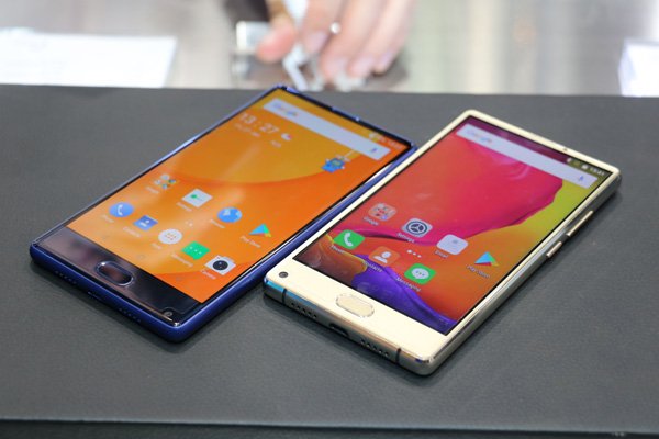 notebookitalia's tweet photo. Direttamente da Hong Kong -> Doogee MIX Lite e Doogee MIX silver: foto, video e confronto dal vivo https://t.co/y2RxUmy4wi #wow #DoogeeMIX https://t.co/ZCZlORwvOy
