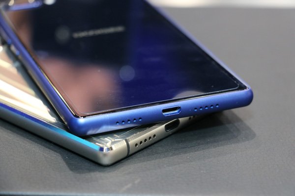 notebookitalia's tweet photo. Direttamente da Hong Kong -> Doogee MIX Lite e Doogee MIX silver: foto, video e confronto dal vivo https://t.co/y2RxUmy4wi #wow #DoogeeMIX https://t.co/ZCZlORwvOy