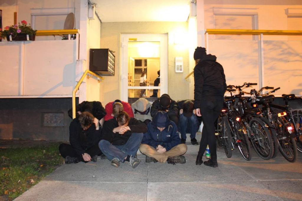 newsphotoDE's tweet photo. Brutale Abschiebung in Dresden-Tolkewitz. Mehrere Verletzte und Blockadeversuch. ll #dd1810 https://t.co/ECqNqdtFfM https://t.co/0VPKNCE08L