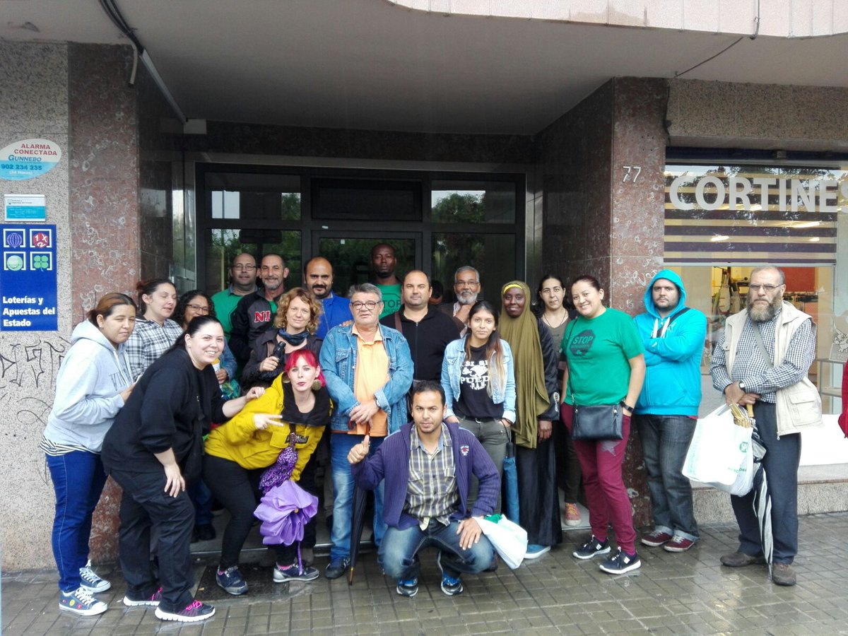 PAHMolletBV's tweet photo. Despues d estar esperando la comitiva la @pahmollet para el desahucio d una familia con 2 menores y 1 bebé, que grandes que sois pahfamilia https://t.co/7zcSEm7w6f