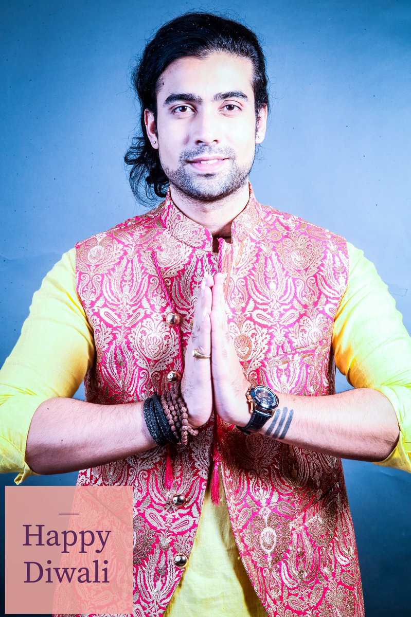 JubinNautiyal's tweet photo. A Very Happy Diwali to everyone.
Love Always🌹,
Your Jubin.

#diwali #2017 https://t.co/ZVREjgnphu