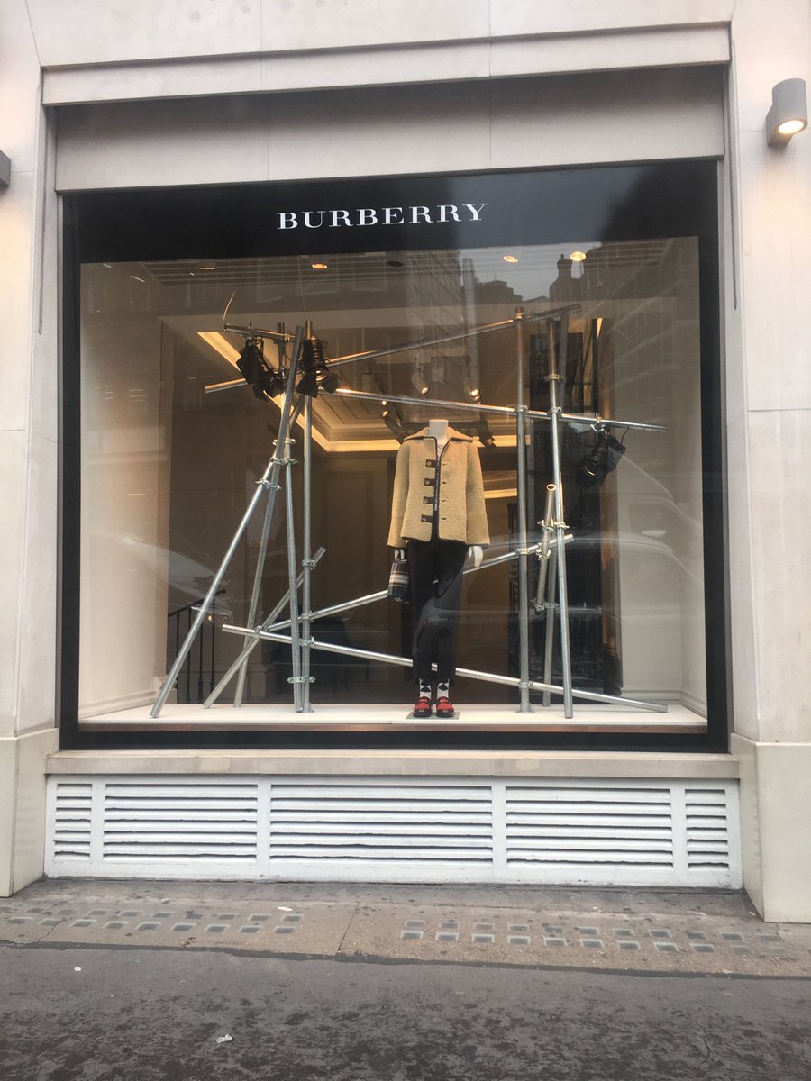 Even the #Knightsbridge <a href="/Burberry/">Burberry</a> shop is getting in on the #scaffolding game. Not sure this would pass many inspections, mind!