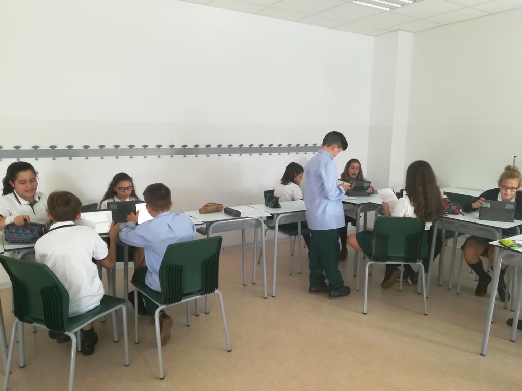 AnaR_HBST's tweet photo. Working with the iPad in our Crime project. @HBSTORREJON #crimeproject https://t.co/GBZTXYXUPg