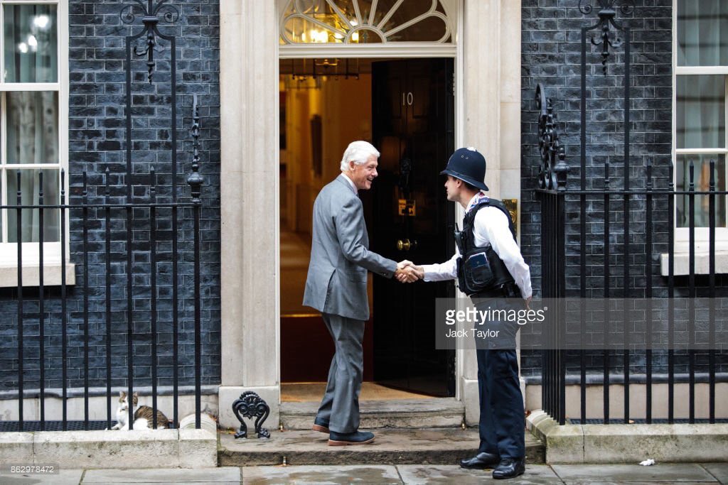 Number10cat's tweet photo. Bill Clinton turns his back on pussy
(Pic @JackWynTaylor) https://t.co/I9mdGHYv8A