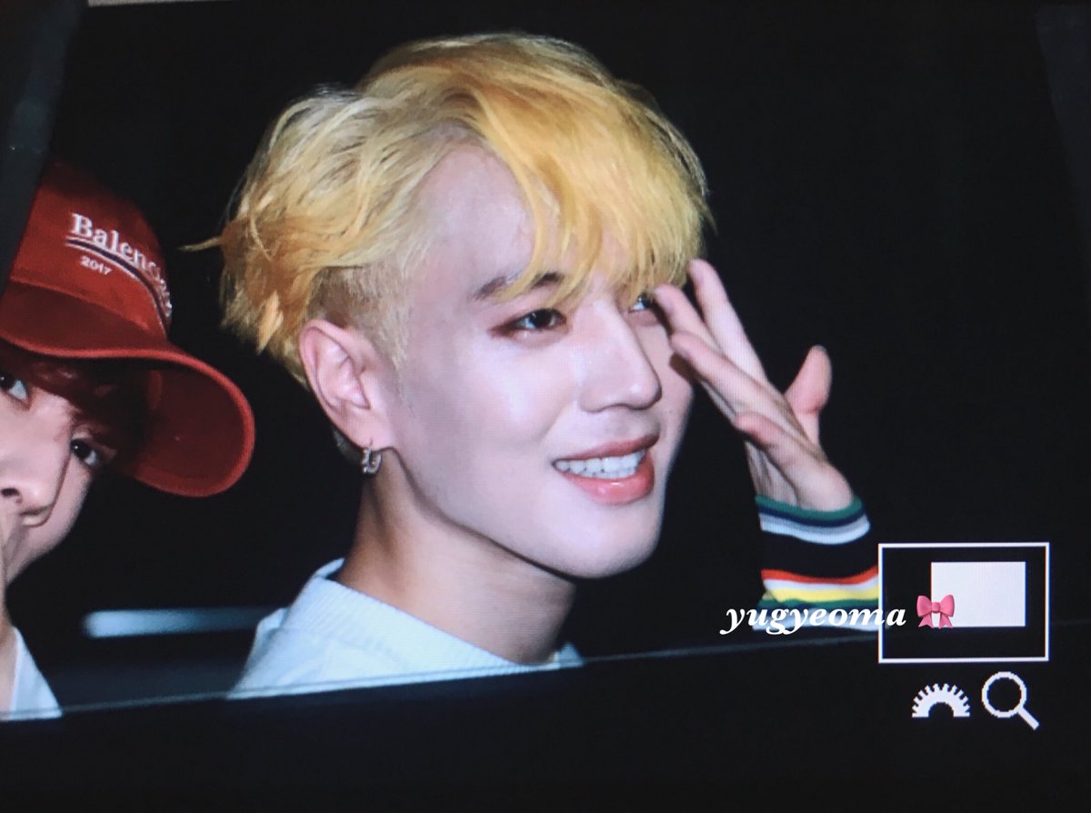 YUGYEOMA_1117's tweet photo. 171019 엠카퇴근 #유겸 #Yugyeom 우리 갓세븐도 최고다!! 🐥💛🎀 https://t.co/slj9qf4IZ3