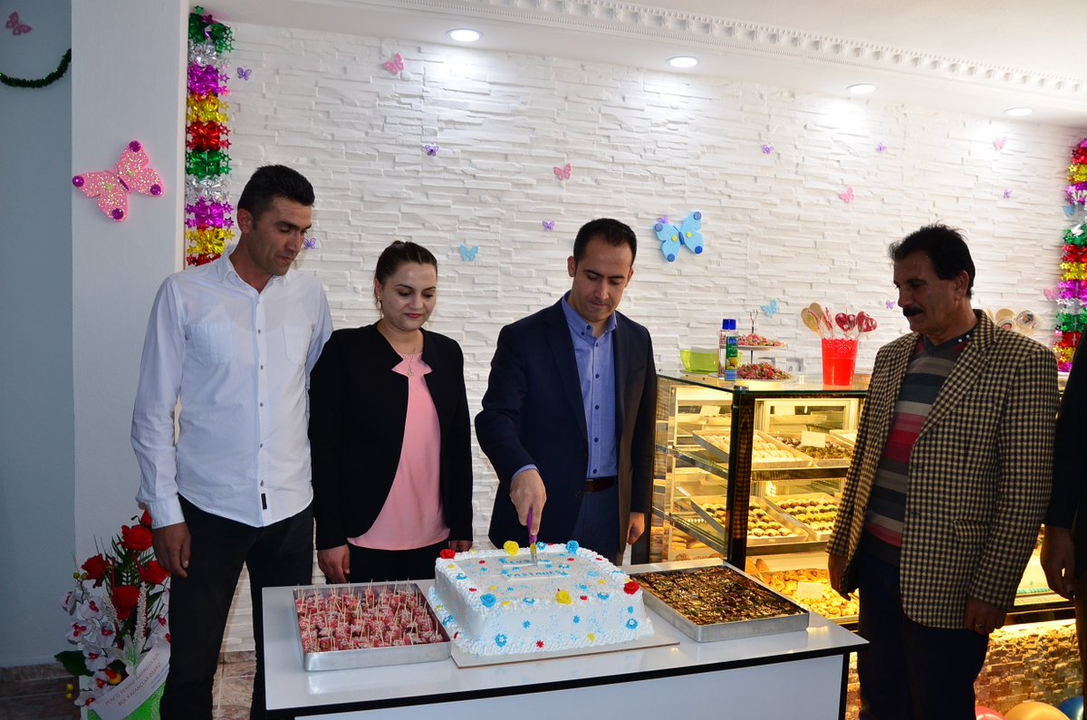 uluderekm's tweet photo. Sn. YAKINOĞLU, ilçemiz Merkez Cumhuriyet Caddesinde bulunan Nevşin Pastacılık’ın açılışını gerçekleştirdi. https://t.co/XaBKI6vslZ https://t.co/F2WBemF5QX