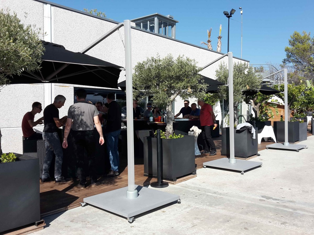 Gridbee's tweet photo. La Team Gridbee au grand complet pour partager un moment convivial! #Gridbee #BusinessCube #Grasse https://t.co/5tY57CNJrK