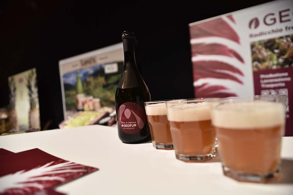 FruitbookMag's tweet photo. Il #Radicchio di #Verona scalza anche il luppolo! #Geofur fino a domani a @FruitAttraction con un'esclusiva #birra https://t.co/wSxMXufONr https://t.co/OWaAjtYoZQ