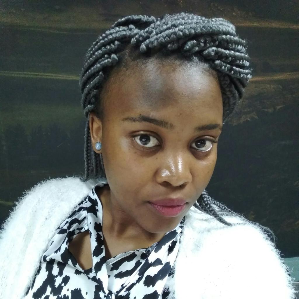 likopodee's tweet photo. #NewProfilePic
#greybraids 
#nomakeup https://t.co/oLJeyb8DQi