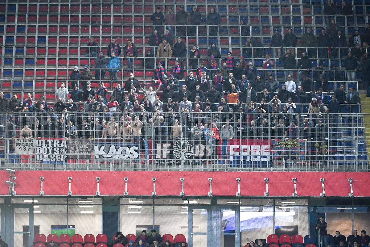 FC_Basel_fr's tweet photo. Près de 300 supporters ont fait le déplacement à Moscou hier. Votre soutien nous est indispensable ! ❤️💙 #CSKAFCB #FCBasel1893 https://t.co/IRzjPDQ58w