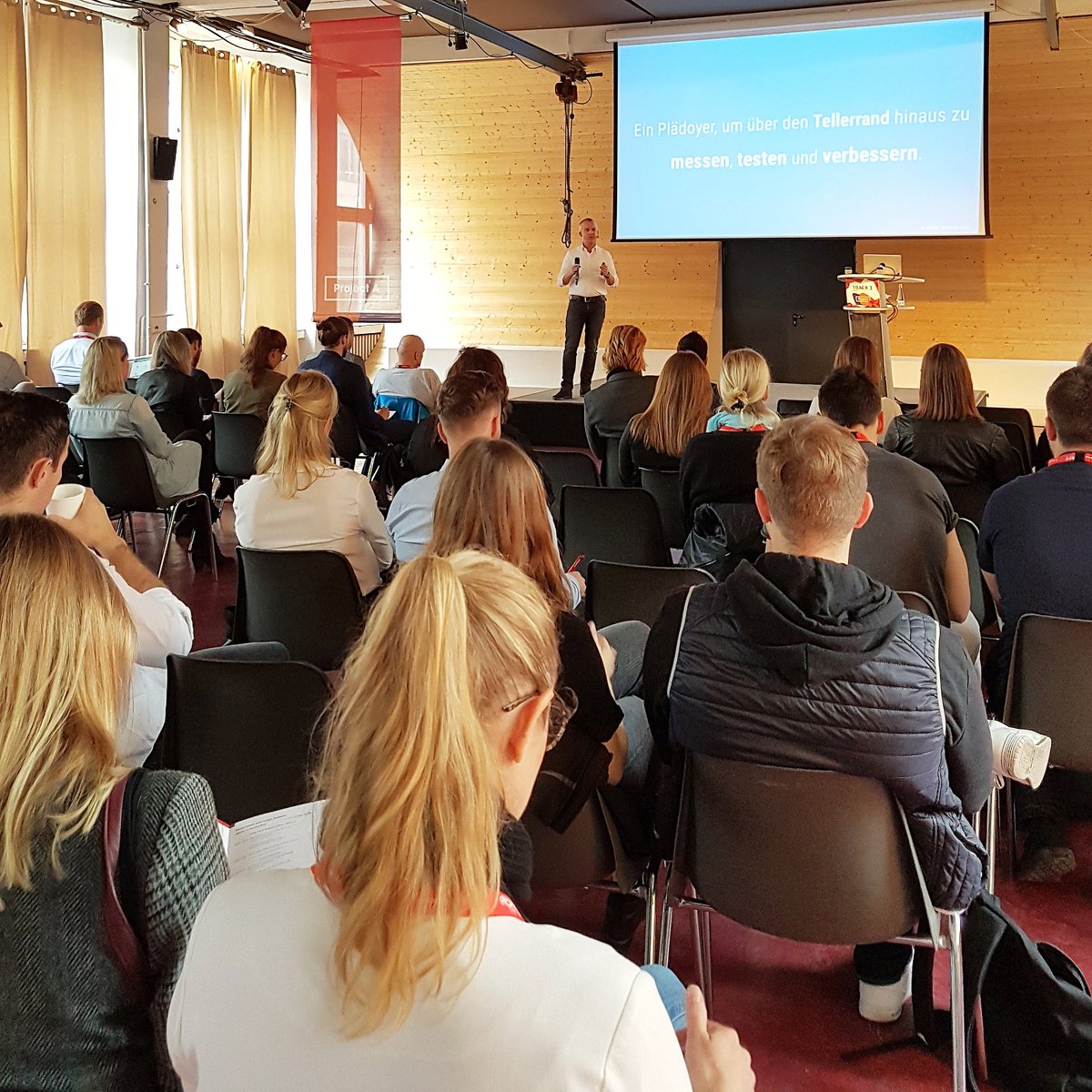 Erik Siekmann live on stage! Jetzt im Track 2 🔥#omcap17 #berlin #onlinemarketing #conference