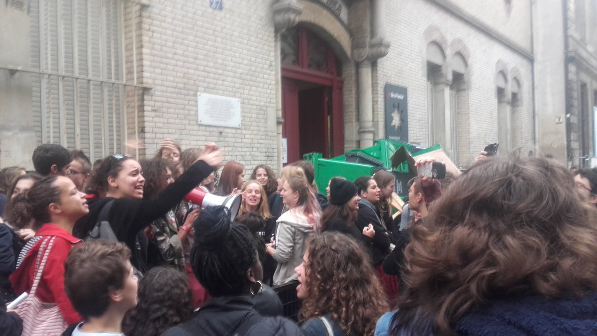 #Blocus au lycée Victor Hugo, #ContreLaSelection et contre la #LoiTravailXXL #loitravail 
#OnVaFoutreLeBordel