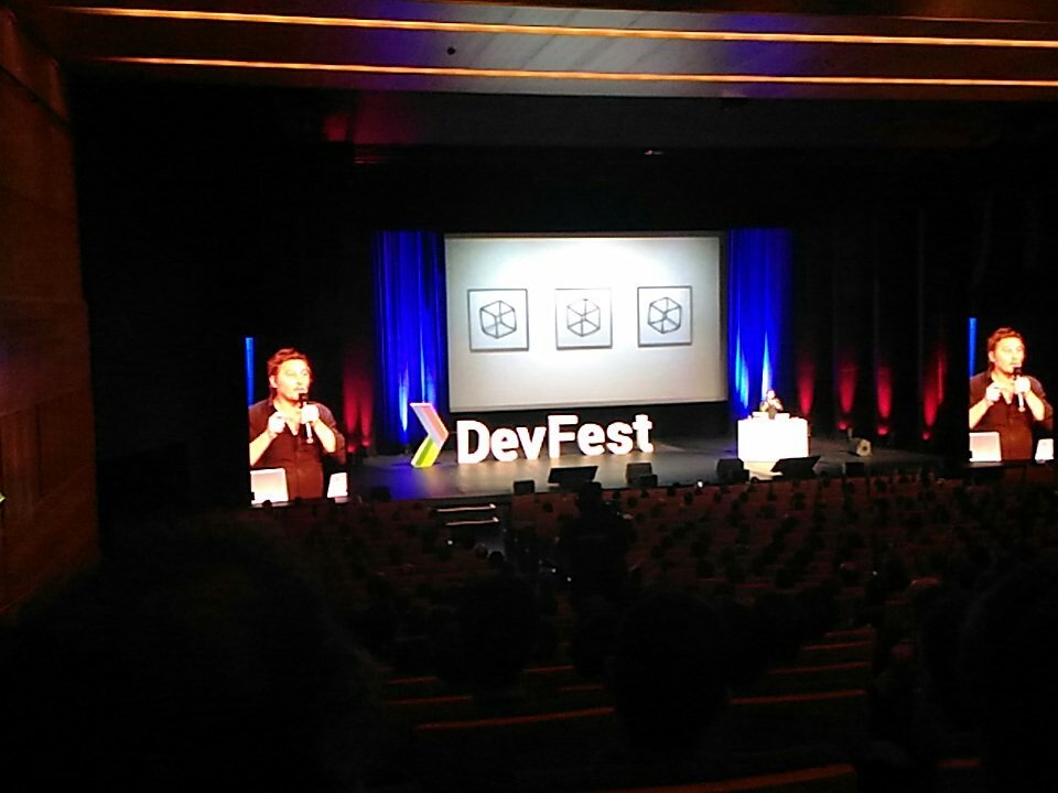 dinno_fr's tweet image. #devfestnantes Architecture lumière et mapping 3d, une intro digne de nous faire oublier celle du #devfest2016 😉