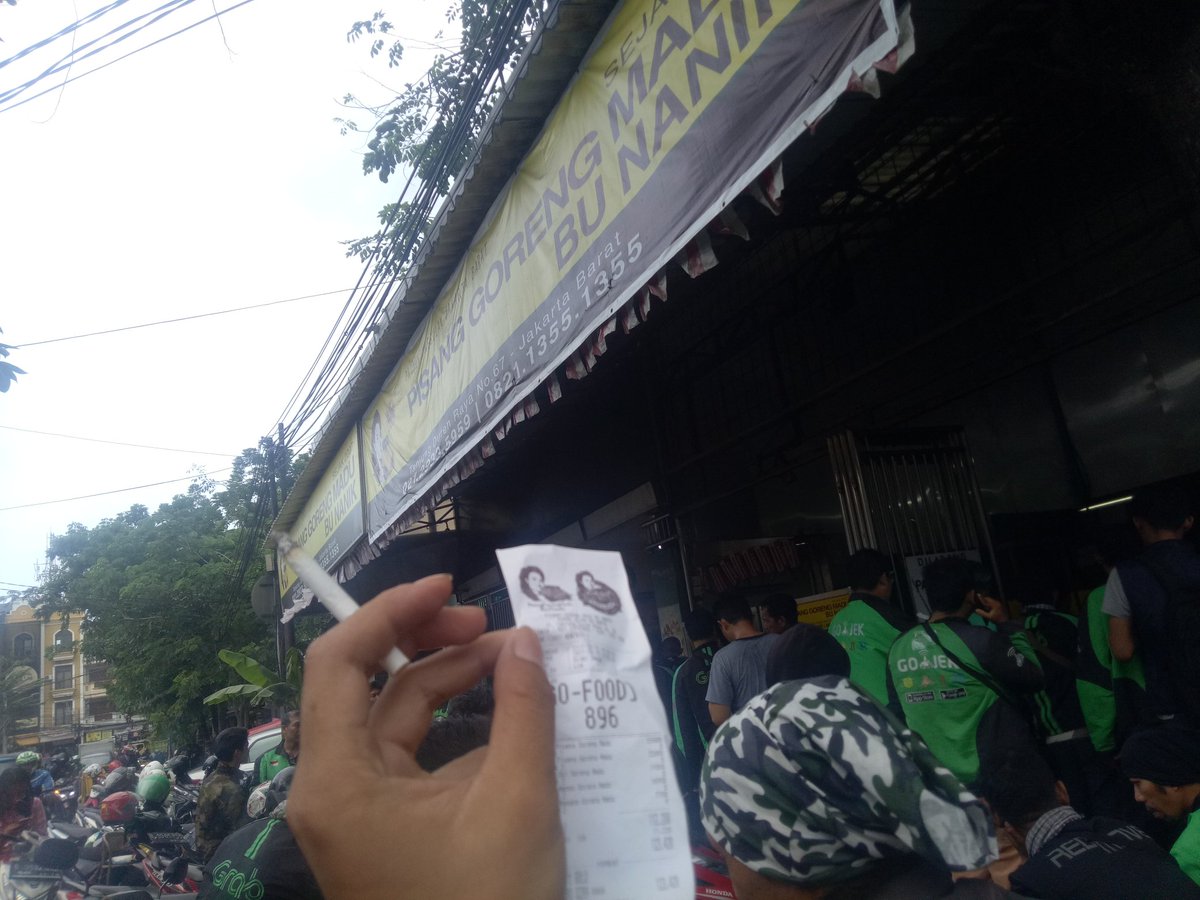 DramaGojek's tweet photo. Kalo bukan karna ngejar poin, gue ogah dah ngantri kek gini 😟😐dapet cerita dari ojol yg ngantri dimari nunggu bisa ampe 1 jam kalo rame gini https://t.co/aMYFV4p3Vp