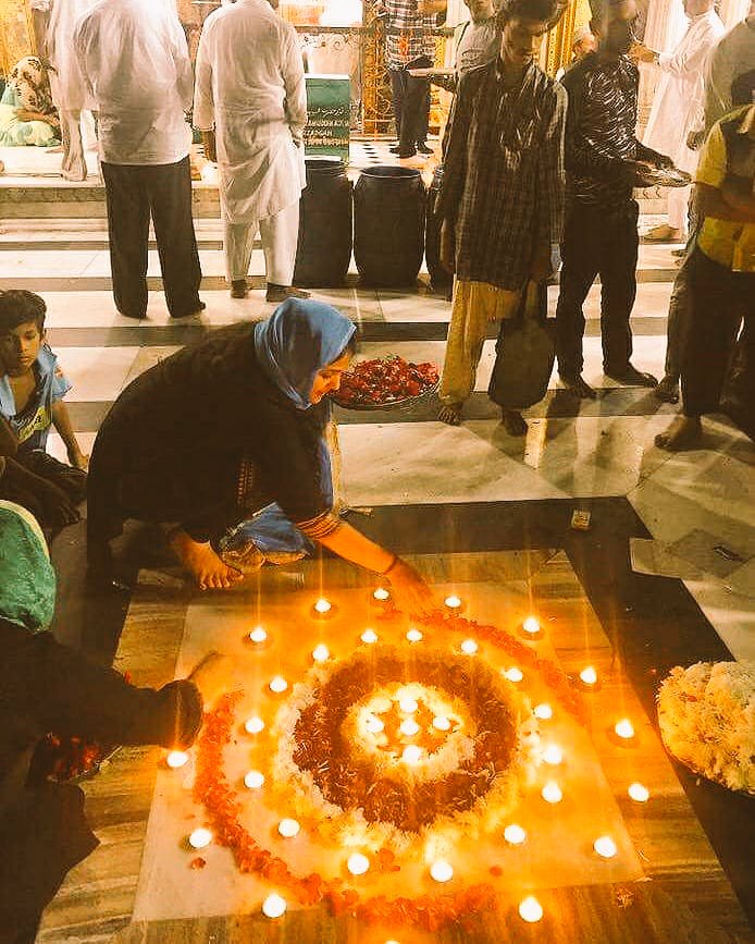 ShayarImran's tweet photo. रौशनी के इस ख़ूबसूरत त्यौहार की ढेर सारी मुबारक़बाद। आज मोहब्बत के इतने दिये जलाईये की नफ़रत के अंधेरे के हौसले पस्त हो जाएँ। #HappyDiwali https://t.co/E4VSOROGiv