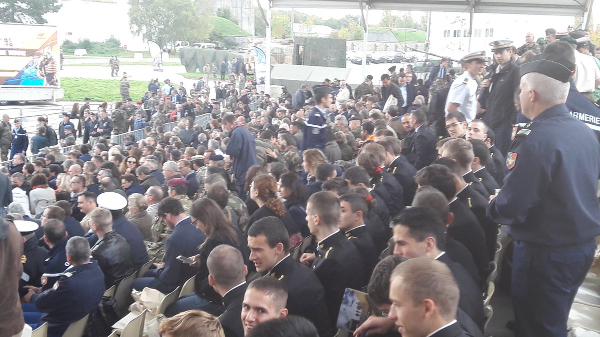 54e_ra's tweet photo. Le public de l #AdTShow venu en nombre, s'installe. La présentation dynamique de @armeedeterre et @3eDivision  démarre dans quelques min https://t.co/IldoWTGYSa