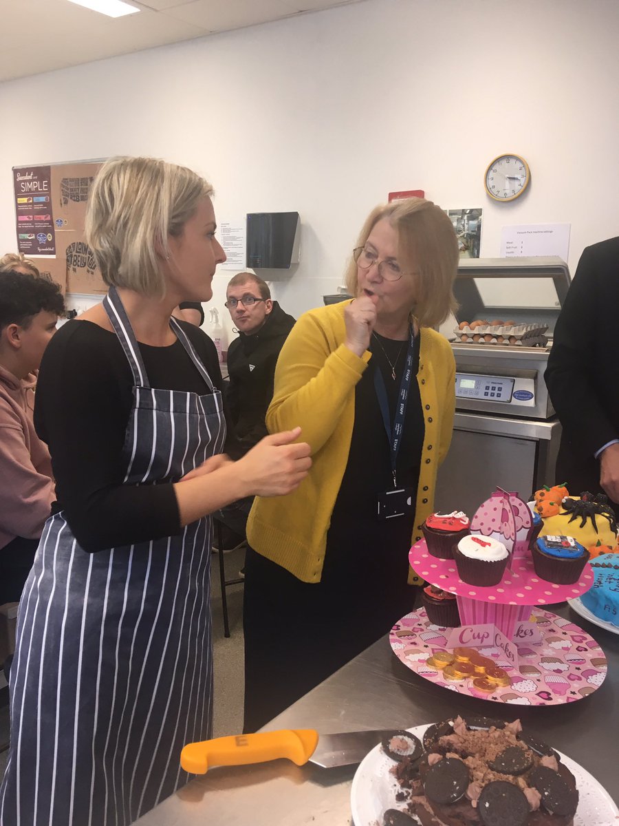 jenna_redpath's tweet photo. @mharrin313 @WestLoCollege fantastic day with our NC Accounting students in the "Great College Bake Off" ❤️ https://t.co/TJwxjiEdA9