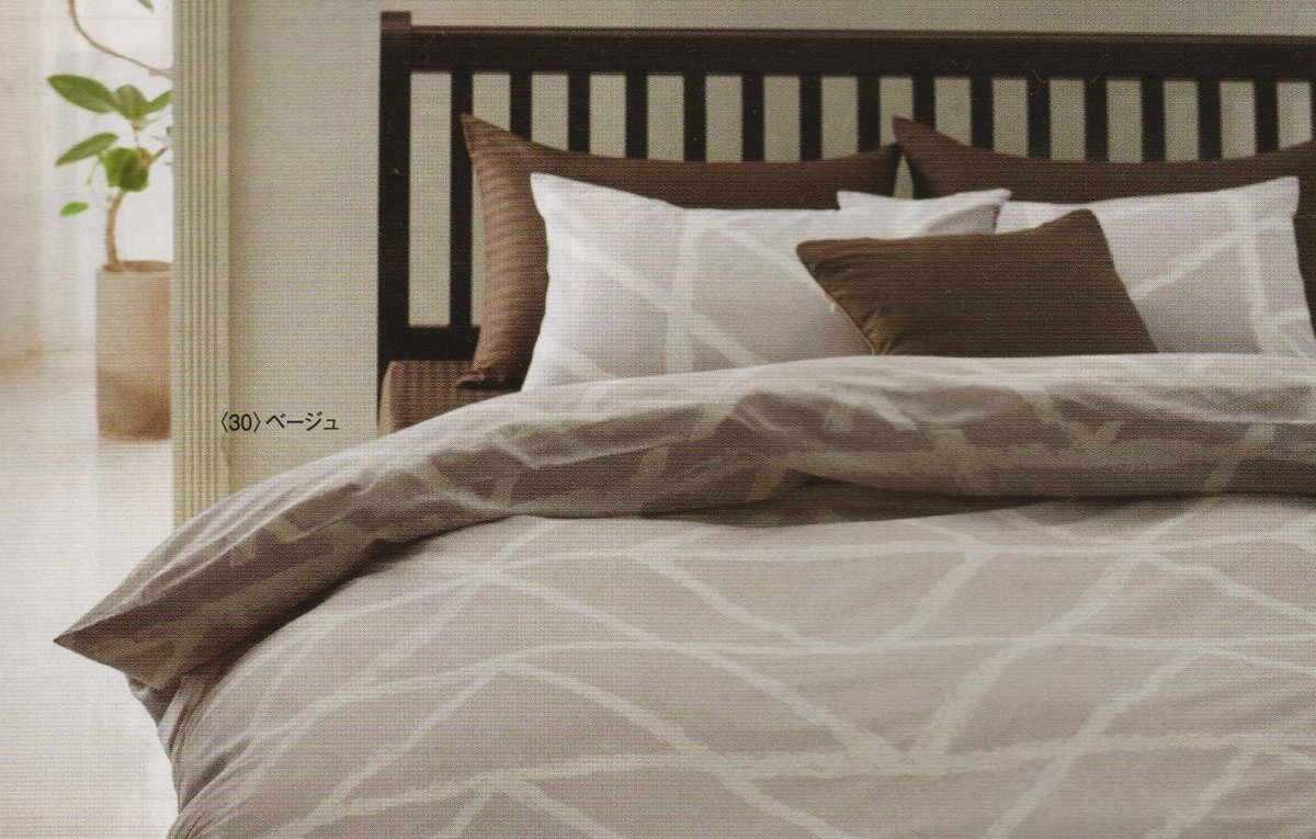 ふとんのつたや ドラマ 奥様は 取り扱い注意 布団カバー シンプルで落ち着いた伊佐山宅のイメージを壊さない 幾何学模様のデザインです ベッドスプレッドはモダンな紺色のストライプで 綿が入った少し厚めの物です 興味のある方はお気軽にお問い合わせ