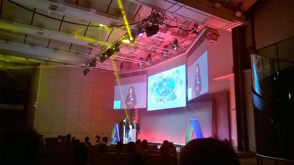 Fisa_News's tweet photo. #AutodeskForum2017 session plénière : C'est parti! https://t.co/FA64VZoH2S