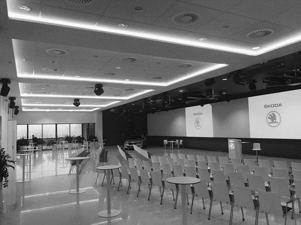 DigiskillsCZ's tweet photo. Dnes jsme na roztrhani - cast tymu porada @skodacz data hackathon, druha predstavuje digitalni inovace pro HR na #trainingforum. Go humans! https://t.co/R2bEiX2WK4