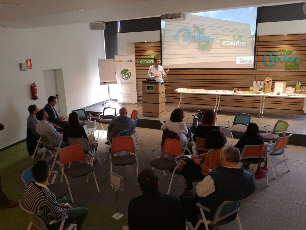 emprendeverde's tweet photo. Zacarías Torbado presenta los proyectos de @TheCircularLab a los emprendedores del programa #PrototipaCircular. https://t.co/4ptJgeACau
