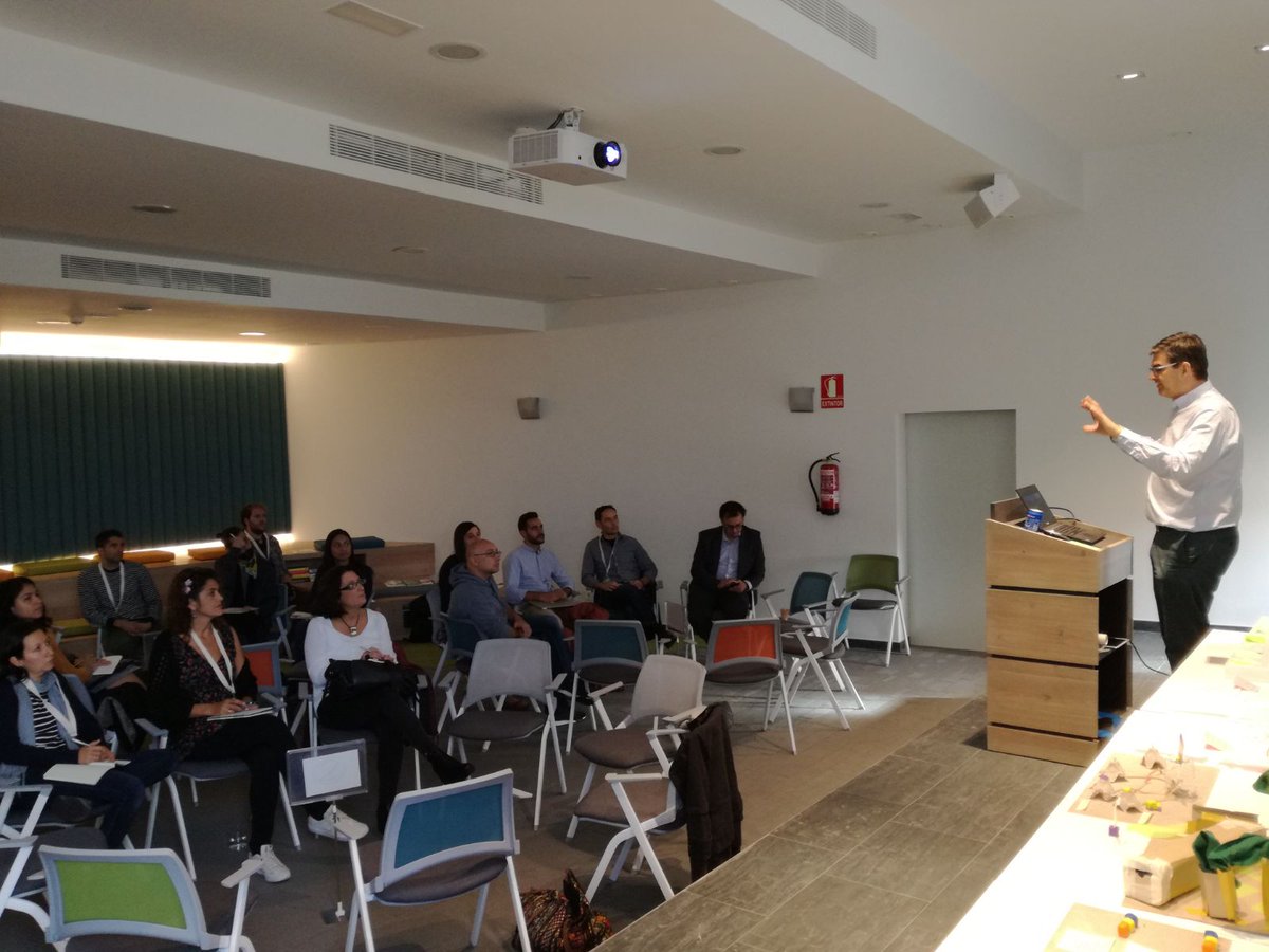 emprendeverde's tweet photo. Zacarías Torbado presenta los proyectos de @TheCircularLab a los emprendedores del programa #PrototipaCircular. https://t.co/4ptJgeACau