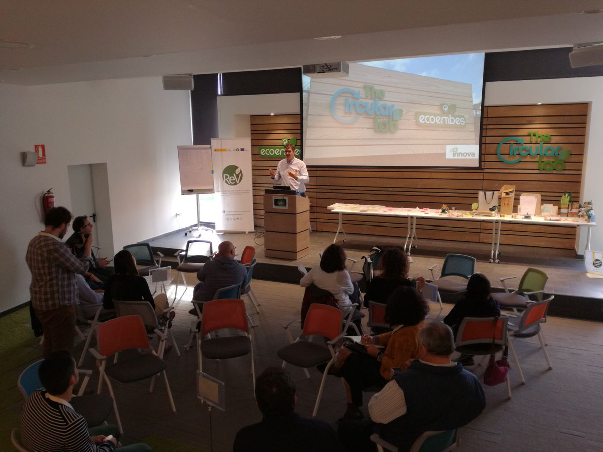 emprendeverde's tweet photo. Zacarías Torbado presenta los proyectos de @TheCircularLab a los emprendedores del programa #PrototipaCircular. https://t.co/4ptJgeACau