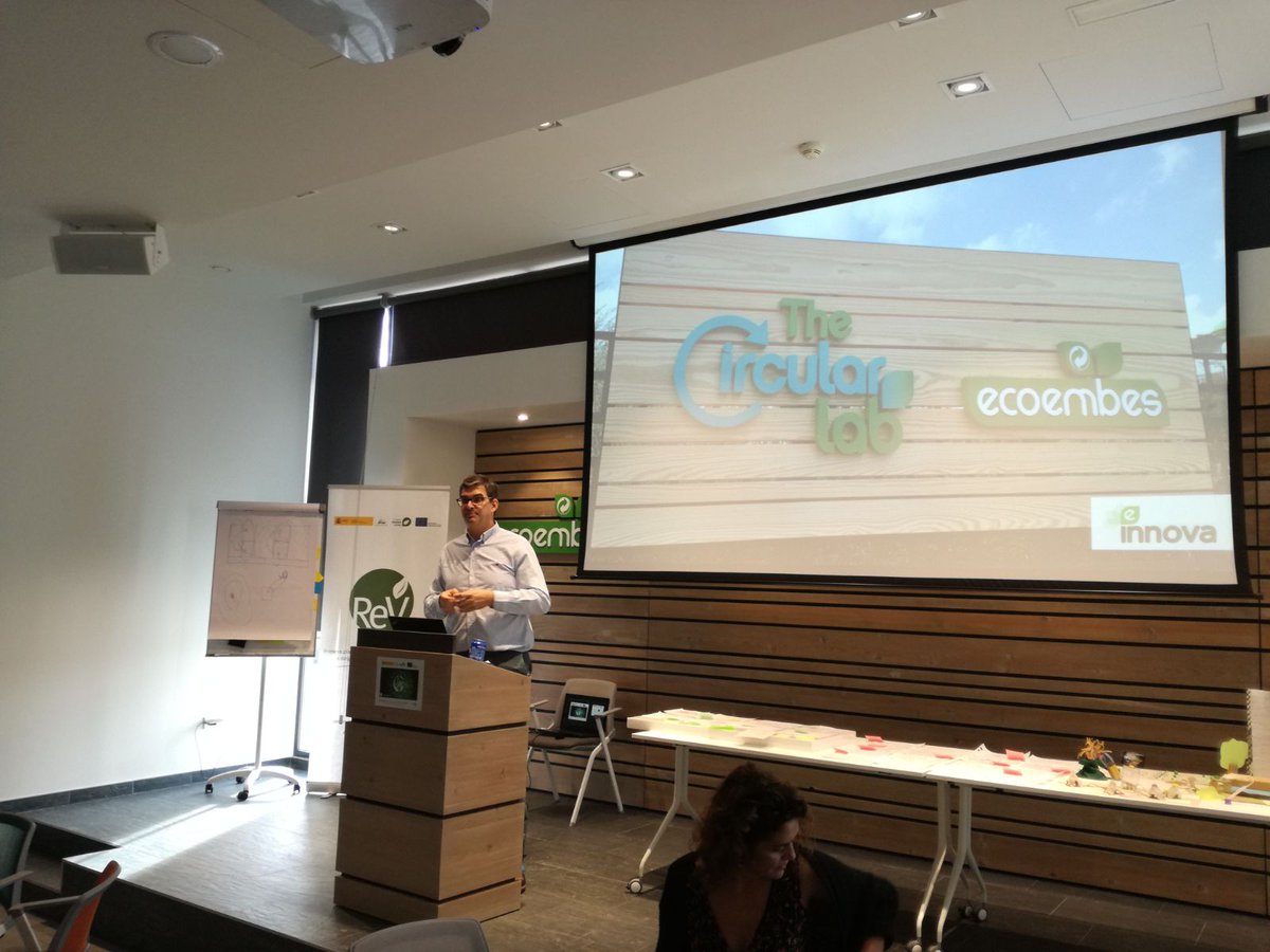 emprendeverde's tweet photo. Zacarías Torbado presenta los proyectos de @TheCircularLab a los emprendedores del programa #PrototipaCircular. https://t.co/4ptJgeACau