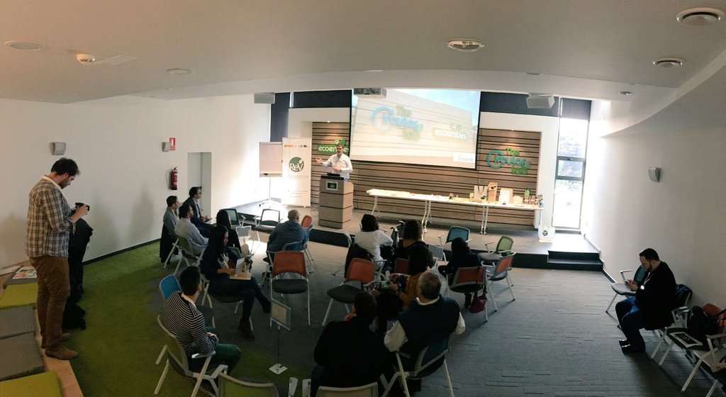ineditinnova's tweet photo. Inicio del tercer día #PrototipaCircular: Mesa redonda para compartir los proyectos de #EconomíaCircular con el grupo de emprendedores https://t.co/QBk0p0xKqH