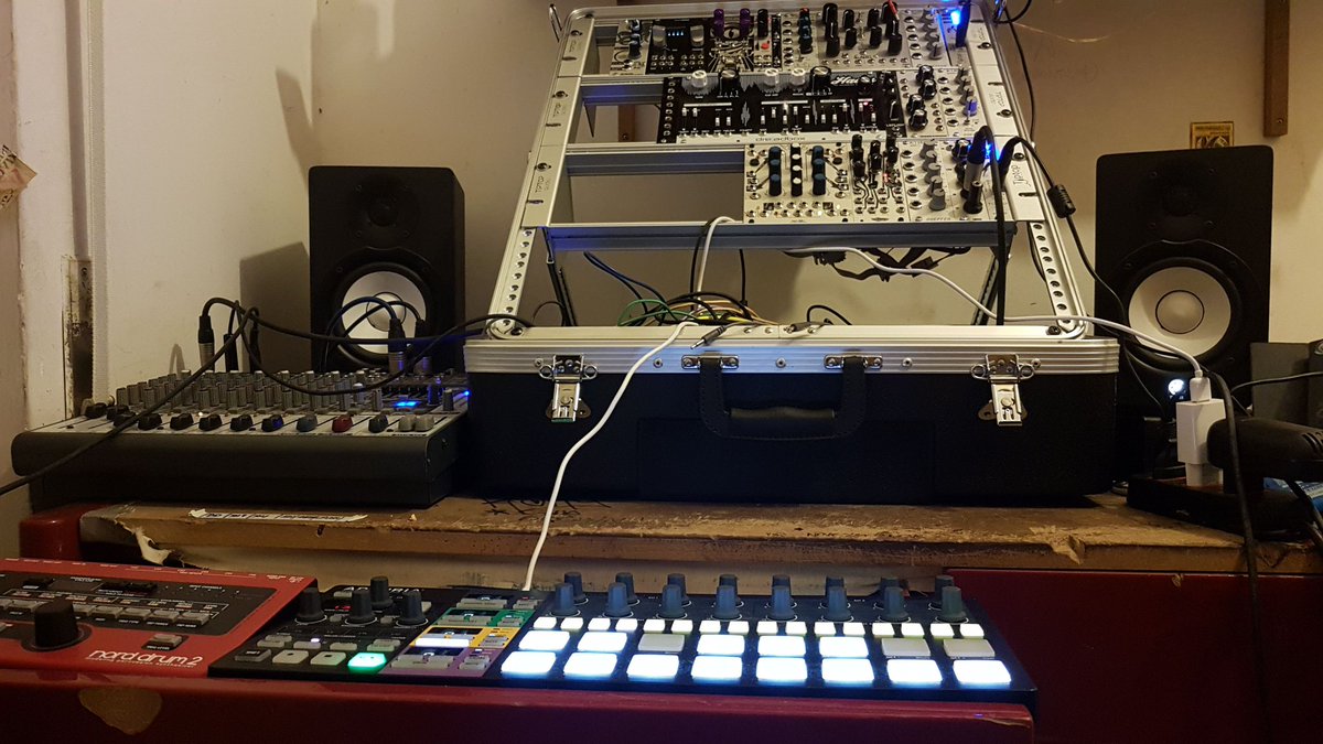 VashL909's tweet photo. my temporary studio. #modular #DIY #sequencer #drums @ArturiaOfficial @makenoisemusic @noiseeng @thonk_synth https://t.co/rGoNBGnJCv