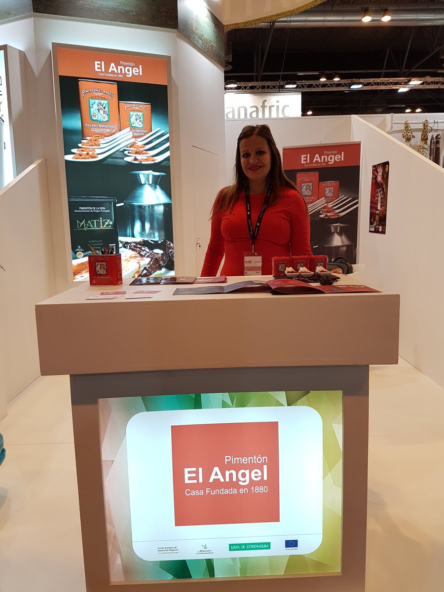 pimentonelangel's tweet photo. Hoy nos hemos vestido de color corporativo para atenderos. Estamos en el pabellón 3 de ifema Stand 3F03. ¡Os esperamos! #meatattraction2017 https://t.co/G6RMHIUXrc