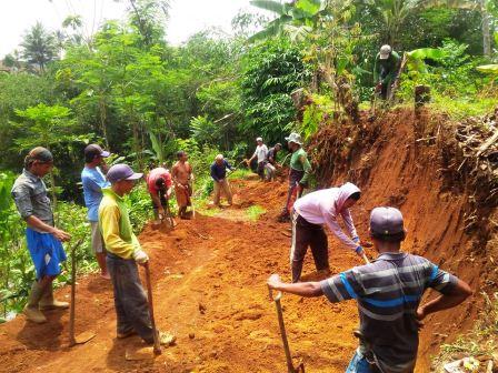 HermawanEndan's tweet photo. gotong royong plebaran jlan di desa palasarigirang 
#BhaktiPendampingDesa
#PropJabar
1. @jokowi,  
2. @EkoSandjojo
3. @taufikmadjid71 https://t.co/42WRfLPGcM