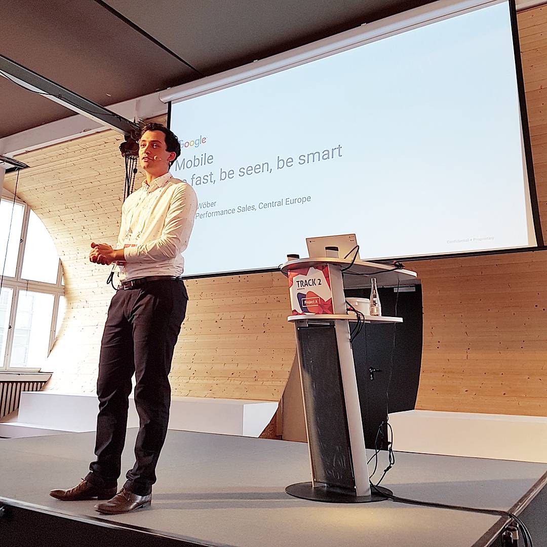 Voller Saal mit Dominik Wöber von <a href="/GoogleDE/">Google Deutschland</a>  ☀️#omcap17 #berlin #onlinemarketing #conference