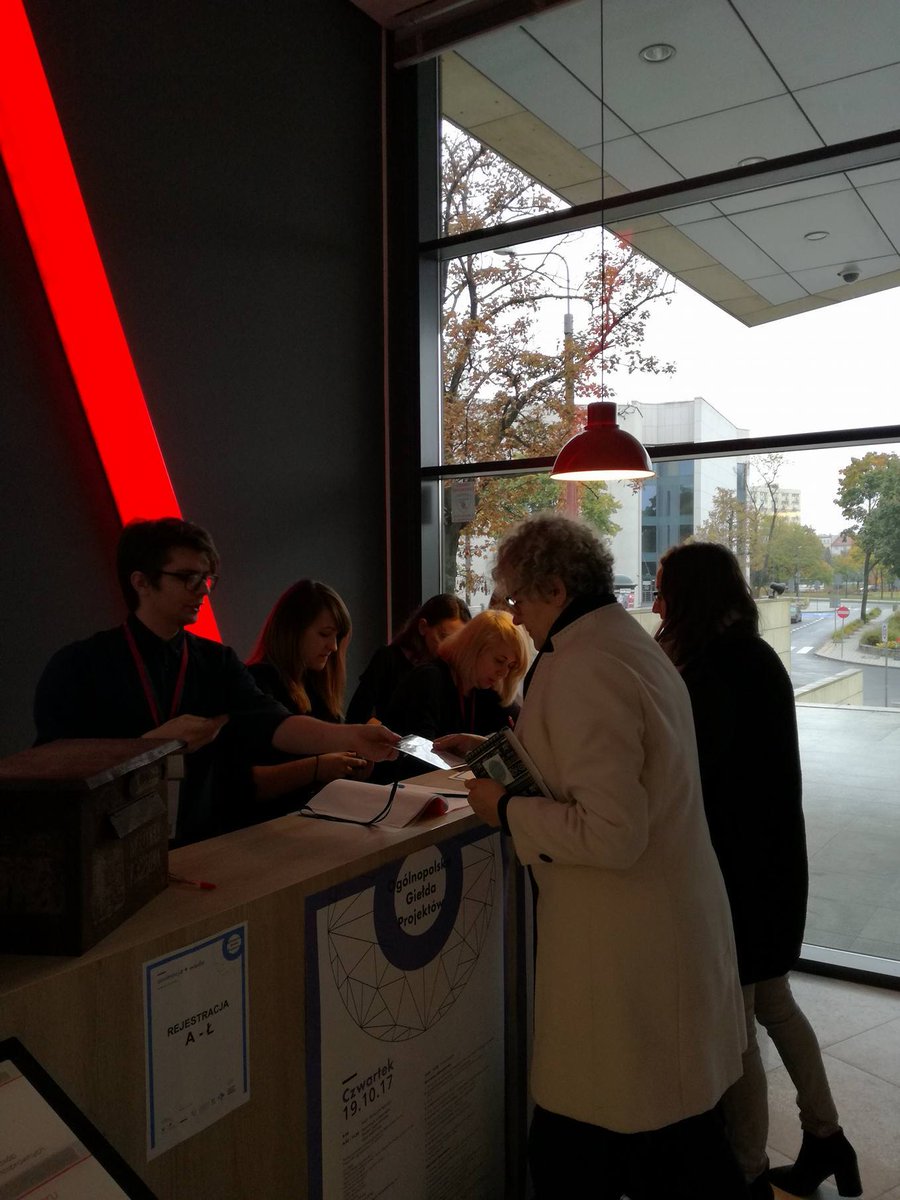 NCK_PL's tweet photo. Ogólnopolska Giełda Projektów powoli się rozpoczyna. Trwa sesja posterowa w @MuzeumMiastaGdy. #OGP2017 #wGdyni https://t.co/ED4P9R9t2I