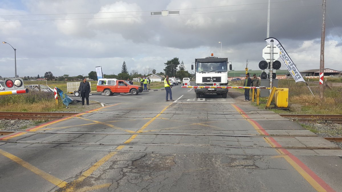 BongiStix's tweet image. @Rail_Safety @Rail_Safety @DoTransport @olinational #Stop🛑 #Observe 👀🚈 and Cross🚶‍♂️🚕 when #Safe #Transportmonth #Edu82bSafe Done