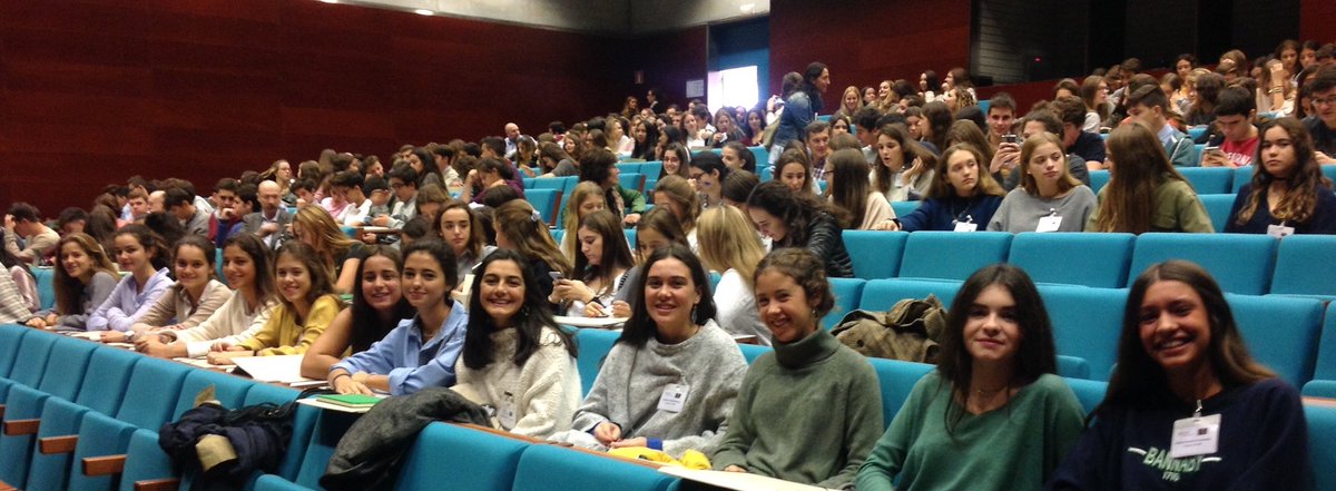 silviaoer's tweet photo. Comienzan las Jornadas Universitarias del @ExcellenceUnav las alumnas de 1º bach @colegio_orvalle preparadas! https://t.co/UUQoal445a
