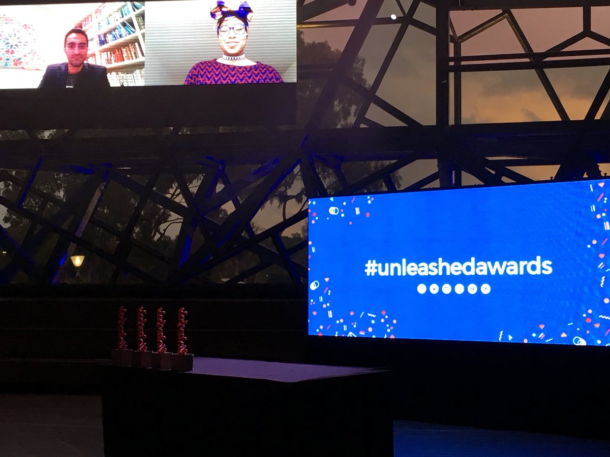 usconsulatemelb's tweet image. Technology huh! Waleed Aly presenting @yassmin_a the 2017 Champion of Change Award at #UnleashedAwards tonight.