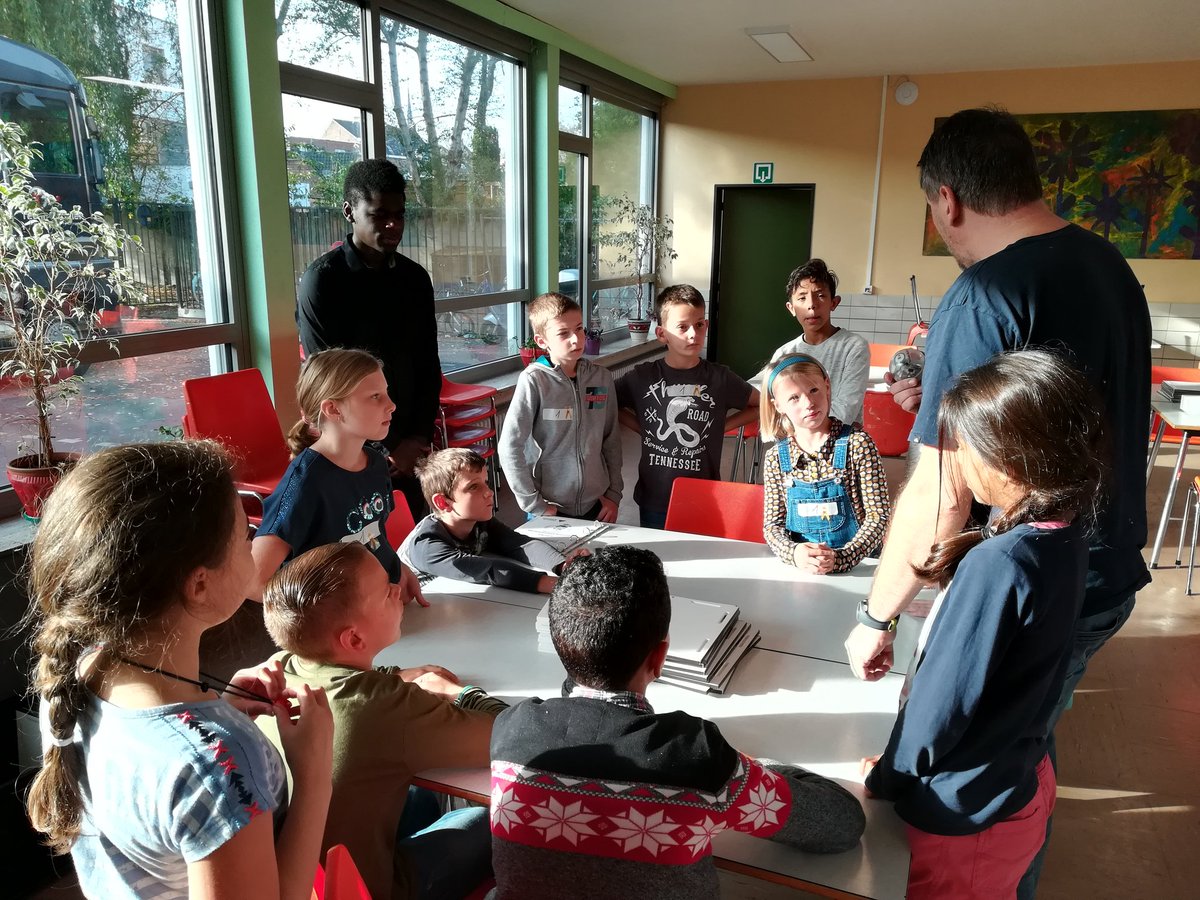 TalentMalle's tweet photo. De leerlingen van GVB Niel maken kennis met de sphero's én met Junior, onze Youca collega voor één dag @provincieantwerpen #youca #TechnoTrailer https://t.co/VQXBHMIrRN